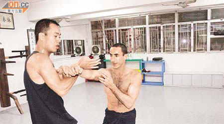 杜利萊對拳擊武術極有興趣，曾學習詠春。