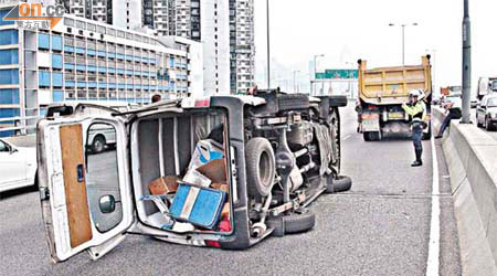 客貨車翻側橫亘路上，泥頭車停於現場。	（陳錦昌攝）