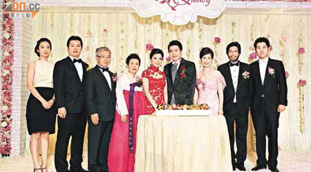 呂鈞堯婚宴<br>呂鈞堯與韓籍太太Miyoung（右四、五）喺雙方家長見證下切結婚蛋糕。