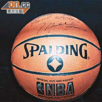 米高積遜和米高佐敦共同簽名的籃球，以約一百九十萬港幣成交，全場最高價。