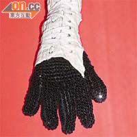 米高積遜的黑色水晶手套連白色棉製手帶以一百四十萬港幣成交。