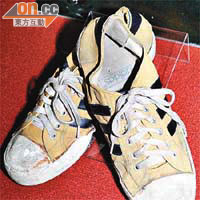 李小龍在《死亡遊戲》中穿着的黃底藍色間條ADIDAS運動鞋，以近八萬元港幣賣出。