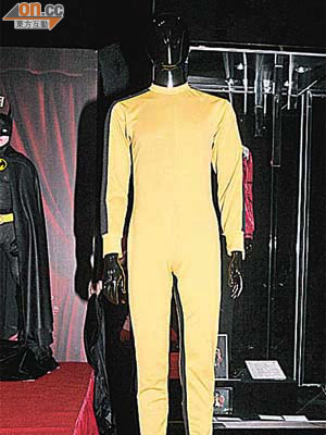 《死亡遊戲》中李小龍替身BUDDY JOE HOOKER穿着的經典黃底黑邊功夫衫，以約港幣十一萬賣出。