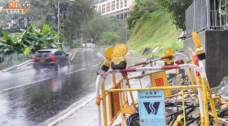 水務署分階段更換荃錦公路水管，因工程進行逾年而惹起不滿。