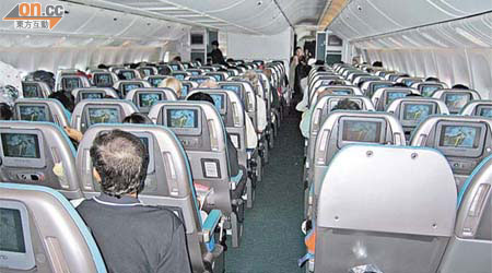 「獨立靠背」式座椅雖着重乘客私人空間，但不少乘客批評欠舒適。