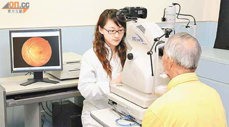 視光師建議患糖尿病的長者每年驗眼一次，包括檢查視網膜。視網膜滲血（左上）是糖尿病上眼的徵兆。	（理大提供圖片）
