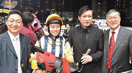 楊華勇（右二）代表爸爸楊孫西入場拉頭馬，與騎師黎海榮（左二）及練馬師呂健威（左一）一齊影番張大合照。