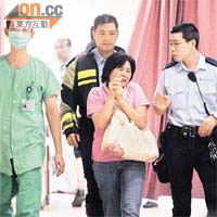 傷者母親孭着愛女的染血手袋到醫院時受驚飲泣，警員好言安慰。	（周亮恒攝）