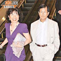 醉心表演藝術嘅包陪麗（左），同老公渡伸一郎拍拖入場。