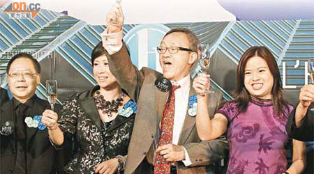 龔仁心（右二）主持華懋集團旗下南灣海景酒店開幕，與一眾華懋高層舉杯歡呼。	（陸智豪攝）