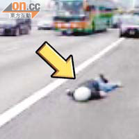 電單車司機重創倒臥路肩（箭嘴示），被撞私家車（左）及的士（右）分別停在快線及路肩。	（讀者提供圖片）