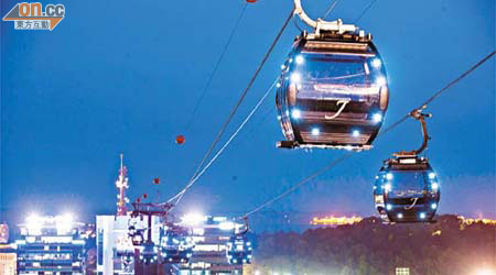 遊客可在花柏山珠寶纜車欣賞新加坡夜景。