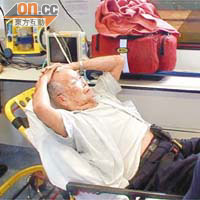 被撞傷的老翁由救護員送院。