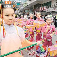 深水埗關帝廟昨舉行「三龍九獅迎關帝巡遊」慶祝門樓落成。