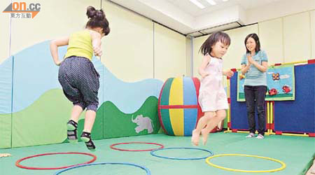 東華三院樂展坊可為兒童提供各類感覺統合評估，圖中的「青蛙跳跳跳」主要測試兒童聽取指示後作出相應動作的能力。