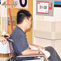 受傷警員坐在輪椅送院治療。