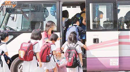 根據運輸署指引，跟車保母應確保於接載途中沒有遺留學童於車上。