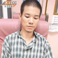 自殺獲救的陳健森在醫院拿着女友照片，情深表示：「我唔後悔！」	（李健瑜攝）