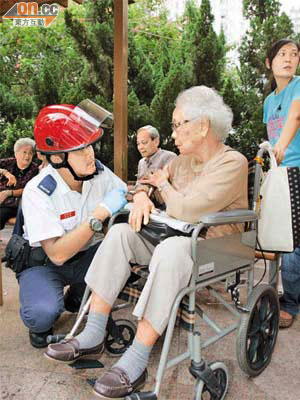 救護員為受驚的婆婆檢查。	（左蘭慶攝）