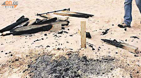 大型的營火木架在活動過後，令到浪茄沙灘布滿垃圾、木條殘枝及灰燼。