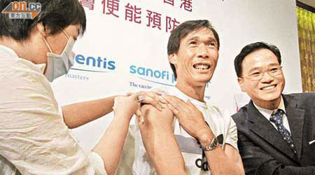 足球先生李健和（中）首次接種皮內注射流感疫苗，形容打針有如「蟻咬」般輕微痛楚。