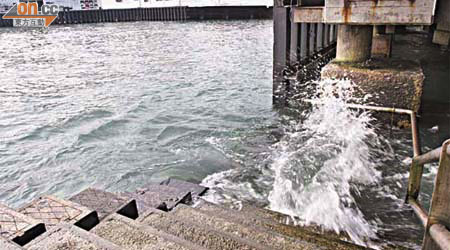 隨着「鮎魚」逼近本港，本港本周後期天氣將變差，預測有狂風大雨。 （林少權攝）