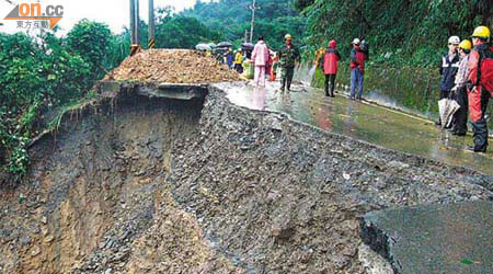 宜蘭大同鄉暴雨成災，有道路塌陷。（本報宜蘭圖片）