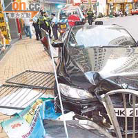 霍啟人當日事發時駕駛「HK 21」車牌的寶馬跑車，撞上石壆。
