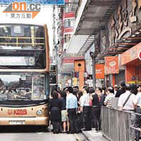 不少市民因港鐵故障而改乘巴士，令昨晨彌敦道各巴士站逼滿人龍。	（蕭添榮攝）