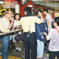 大批乘客在油麻地站客務中心辦理退票手續。	（楊偉嶽攝）