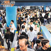 九龍塘站在油麻地站發生故障後，轉線乘客更形擠迫。	（劉定定攝）