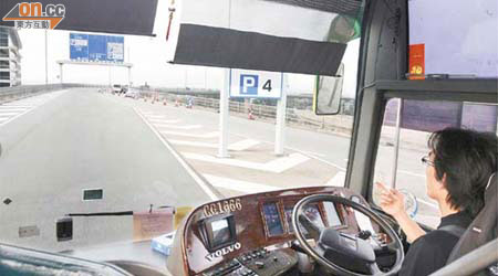 王姓旅遊巴司機指現場路面設計有問題，轉線時需連切兩線。	（余宏基攝）