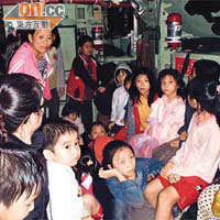 多名小童躲在裝甲車內等待救援。	（本報宜蘭傳真）