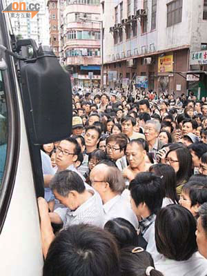 大批市民在油麻地站列車停駛後湧到咸美頓街乘接駁巴士。