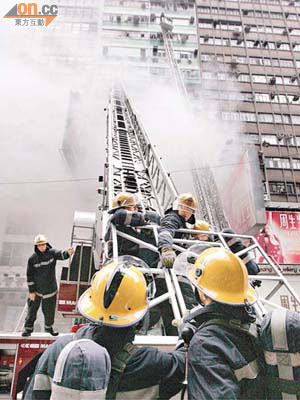 嘉禾大廈大火揭示消防員的對講機「一多人用就收得唔清」。	（資料圖片）
