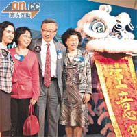 龔仁心（左三）同太太劉元春（左一）、妹妹因心（左二）及中心（右一）齊齊為新酒店揭幕。