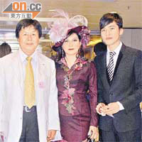 戴上華麗羽毛帽嘅蔡志明太太（中），有老公蔡志明（左）及囝囝加讚陪住入場。	（溫國佳攝）