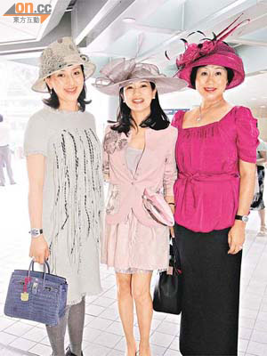 婦女銀袋日<br>左起：鄧鉅明太太、黃嘉恩太太及朱繼陶太太配襯禮帽恰到好處。