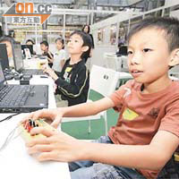 展覽場另設多個工作坊，讓小孩嘗試操作電子儀器，加深新一代對科技的了解。