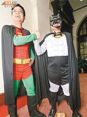 李永達（右）同涂謹申（左）扮成蝙蝠俠與羅賓，但高達似乎有啲衣不稱身。	（黎達豪攝）