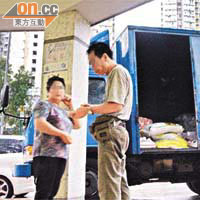 街坊（左）即場付款購買白米，貨車司機（右）則忙於點算鈔票。