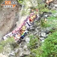 救援人員從半空拍攝塌方路段，發現深谷下有兩部旅遊巴。	（本報宜蘭傳真）