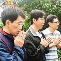 在白雲寺遇難的林東貴的家屬到現場祈禱。（本報宜蘭傳真）