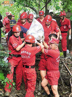 搜救人員在白雲寺掘出林東貴的屍體。（本報宜蘭傳真）