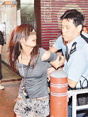 涉嫌襲警的少女被警員拘捕。	（張曉楠攝）