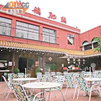 李小龍當年常與家人光顧龍華酒店的露天茶座，而其電影《唐山大兄》也曾於此取景。