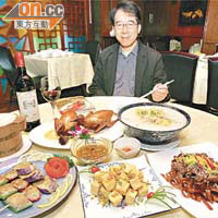 龍華酒店公關韋然介紹紀念李小龍的套餐，所有菜式都是這位一代武打巨星生前至愛。
