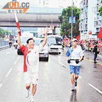奧運一百二十名香港火炬手中，崔康常（左）是其中一員。