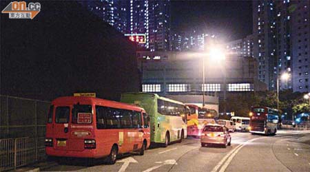 翠林路往寶琳北路一帶晚上常有大量車輛違泊，對左轉往寶琳北路車輛造成阻礙。