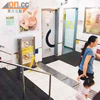 望門興嘆<BR>天澤商場的傷殘人士洗手間，必須經過樓梯才能到達。